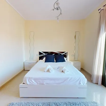 Apartment Quiet And Sunny With Swimming Pool